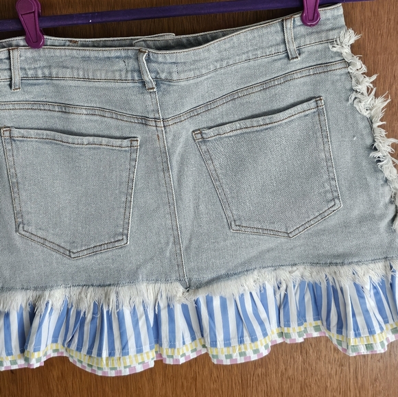 NWT Unique Akira denim skirt with multi-color striped ruffle trim - Picture 2 of 9